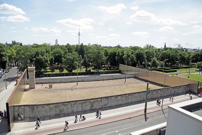 2 hour Private Walking Tour: The Berlin Wall & the Cold War - Getting oriented at the Berlin Wall Memorial on Bernauer Strasse