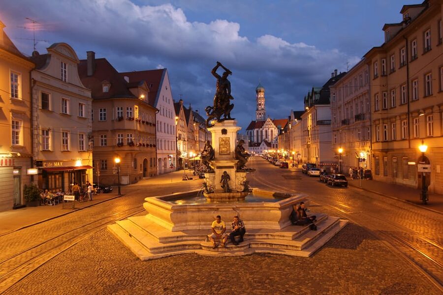 Augsburg: Illuminated Guided Evening Walking Tour - The guide experience: clear German narration and a relaxed pace