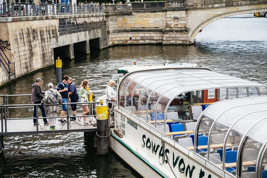 Berlin: 1-Hour City Sightseeing Cruise - Nikolaiviertel And Tränenpalast, Old Town Meets East Berlin Signals