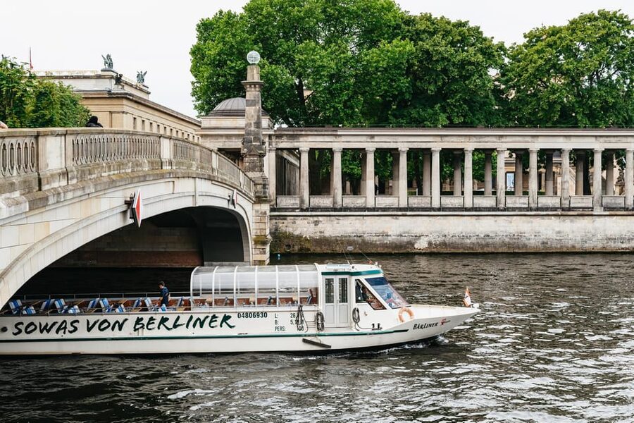 Berlin: 1-Hour City Sightseeing Cruise - Audio Guide Reality: 8 Languages, Speakers, And Hearing Tips