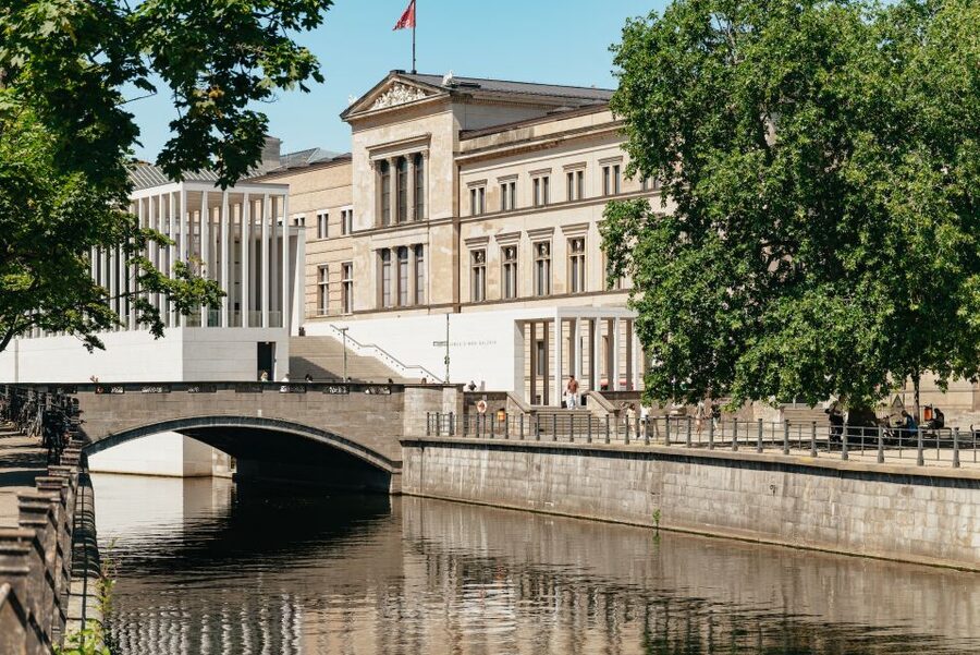 Berlin: 1-Hour City Tour by Boat with Guaranteed Seating - Onboard Comfort: Seating, Toilets, and Buying Drinks the Sensible Way