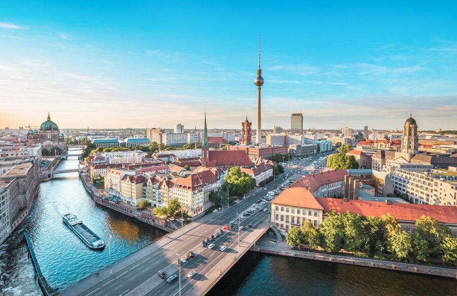 Berlin: 1-Hour Guided Tour of the Historic Center - Brandenburg Gate and Pariser Platz: The “Postcard Point,” With Context