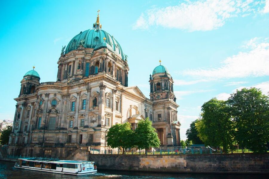 Berlin: 1-Hour Guided Tour of the Historic Center - The Guide Factor: Humor, Facts, and Flexibility in Real Time
