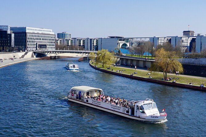 Berlin: 1-hr Boat Tour with Bilingual Live Guide (DE/EN) - A Cozy, Panoramic Hour on the Spree