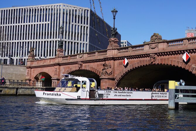 Berlin: 1-hr Boat Tour with Bilingual Live Guide (DE/EN) - What You See Along the Route: From Humboldt Forum to the Government Core