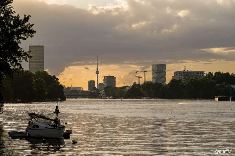 Berlin: 2.5-Hour Beer & Sunset Sightseeing Boat Cruise - Getting on board at Alte Börse and feeling the pace