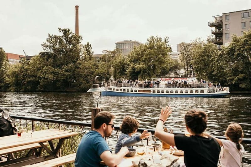 Berlin: 2.5-Hour Beer & Sunset Sightseeing Boat Cruise - Drinks and snacks onboard, and how to plan for the bar line