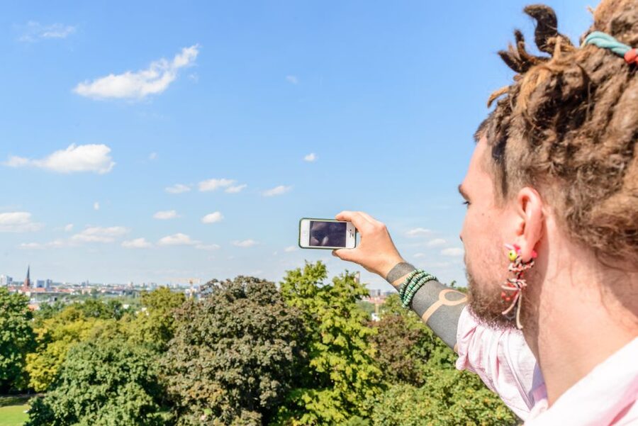 Berlin: 2.5-Hour Walking Tour through Kreuzberg 61 - Sixtusgarten and the art of the quick photo stop