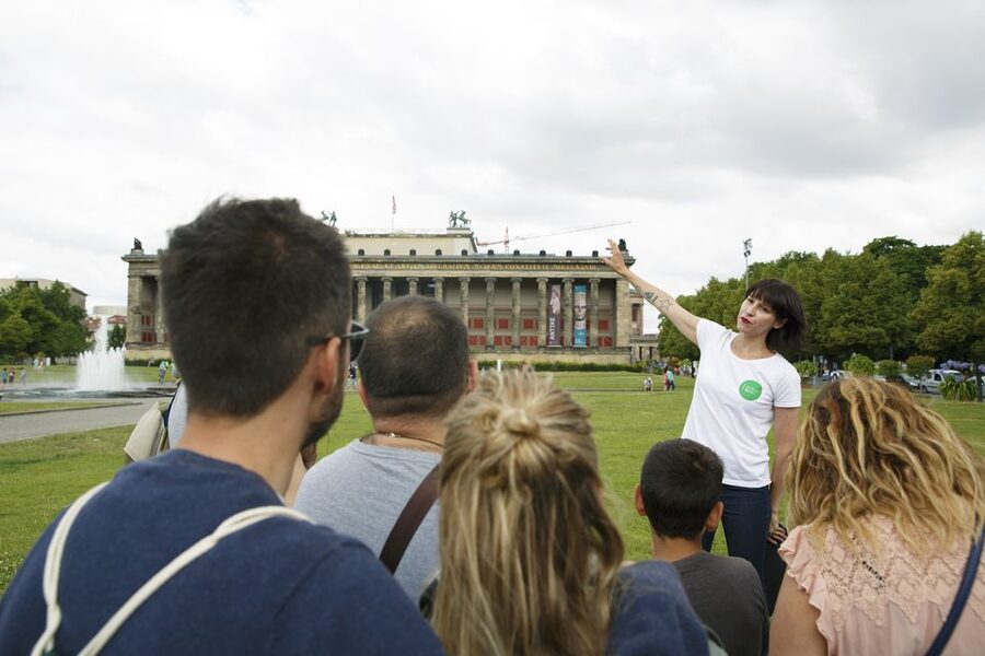 Berlin: 4-Hour Guided Highlights Tour in Spanish - Meeting at Fernsehturm, then the route makes sense fast