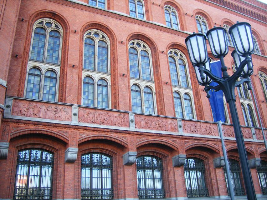 Berlin: 4-Hour Guided Highlights Tour in Spanish - Unter den Linden, Humboldt University, the State Opera, and the “big axis” of Berlin