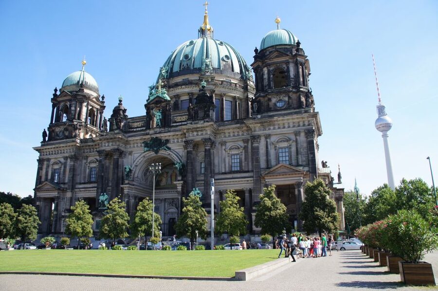 Berlin: 4-Hour Guided Highlights Tour in Spanish - Gendarmenmarkt: a picture-perfect square with a real explanation