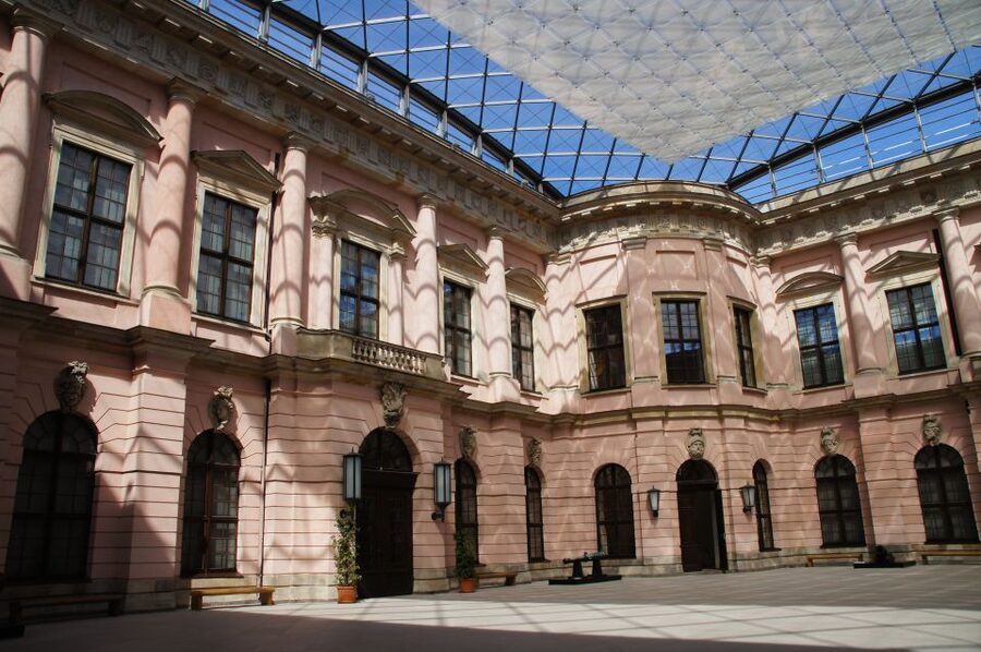 Berlin: 4-Hour Guided Highlights Tour in Spanish - Hitler’s rise, Gestapo Headquarters remains, and the Memorial that stops the conversation