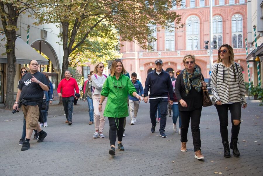 Berlin: 4-Hour Guided Highlights Tour in Spanish - Berlin Wall stories, East-to-West escapes, and the Potsdamer Platz contrast