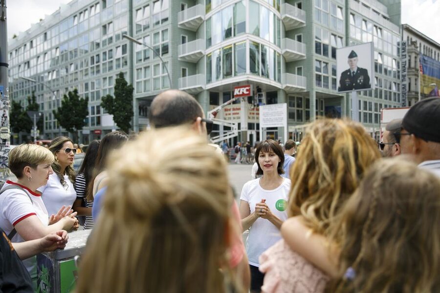 Berlin: 4-Hour Guided Highlights Tour in Spanish - Alexanderplatz to San Nicolás: the origins of Berlin you can actually picture
