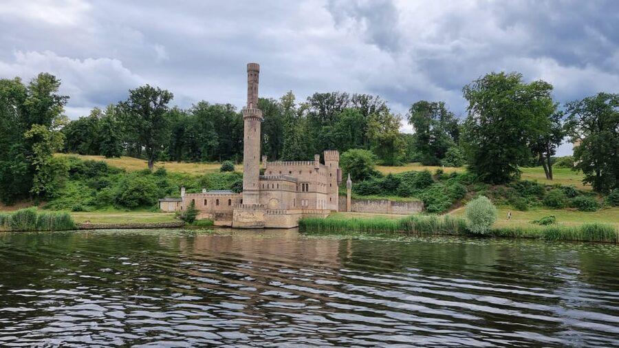 Berlin: 7 Lakes Boat Tour through the Havel Landscape - Back toward Kladow: Lindenufer return and one last border-era view