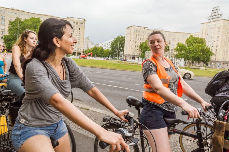 Berlin: Alternative Bike Tour of Kreuzberg & Friedrichshain - Pace, distance, and bike setup for a 210-minute route