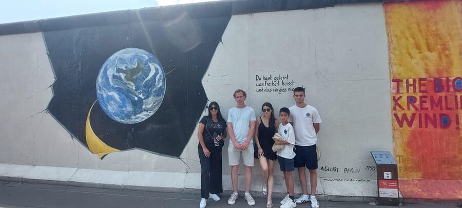 Berlin: Berlin Wall & East Side Gallery Walking Tour - East Side Gallery: the Wall turns into street-art messaging