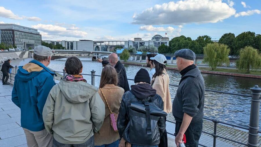 Berlin City walk Government District and Places of Democracy - Seeing the Berlin Wall area and the White Crosses with context