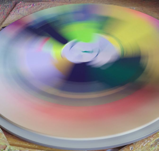 Berlin: Create Your Own Spin Painting at Jans Echternacht - Choosing 80 cm vs two 50 cm paintings, and how packing changes