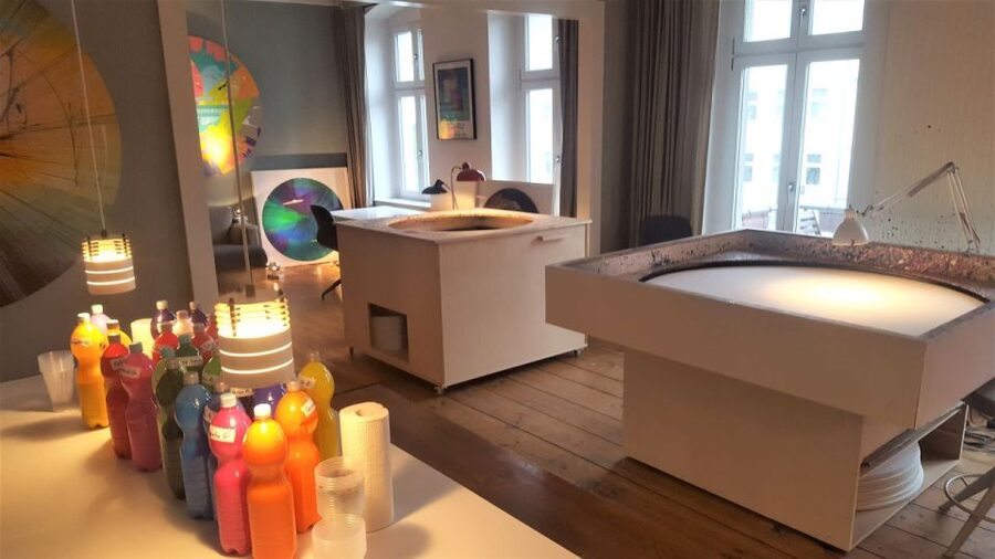 Berlin: Create Your Own Spin Painting at Jans Echternacht - How your 1-hour session actually unfolds