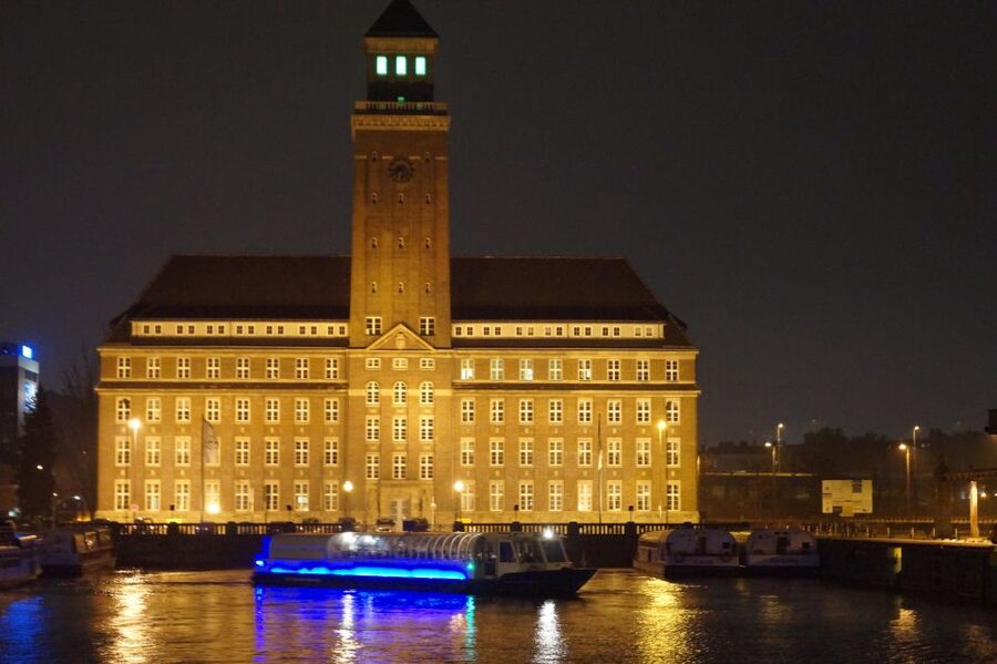 Berlin: Dinner Cruise on the Spree with Prosecco - Prosecco and Drinks: 3 Courses vs 4 Courses