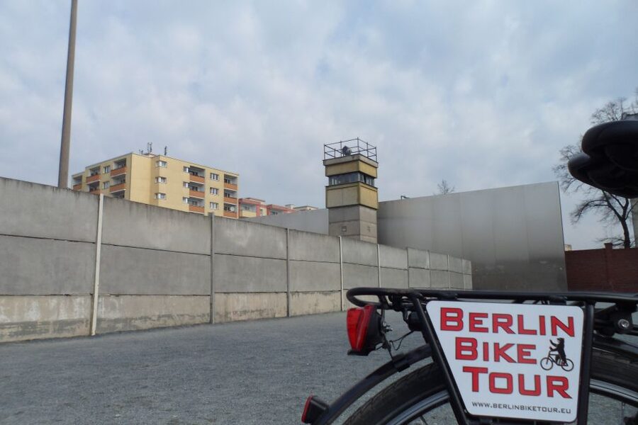 Berlin: E-Bike Tour of the Berlin Wall and Mitte Highlights - Pedal under Unter den Linden toward Berlin Cathedral, Berlin Palace, and Nikolaiviertel