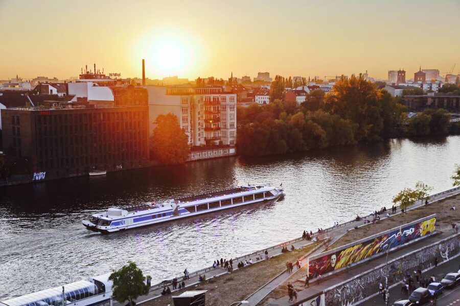 Berlin: Evening City Sightseeing Cruise - A 135-minute Spree cruise that keeps Berlin moving, not you
