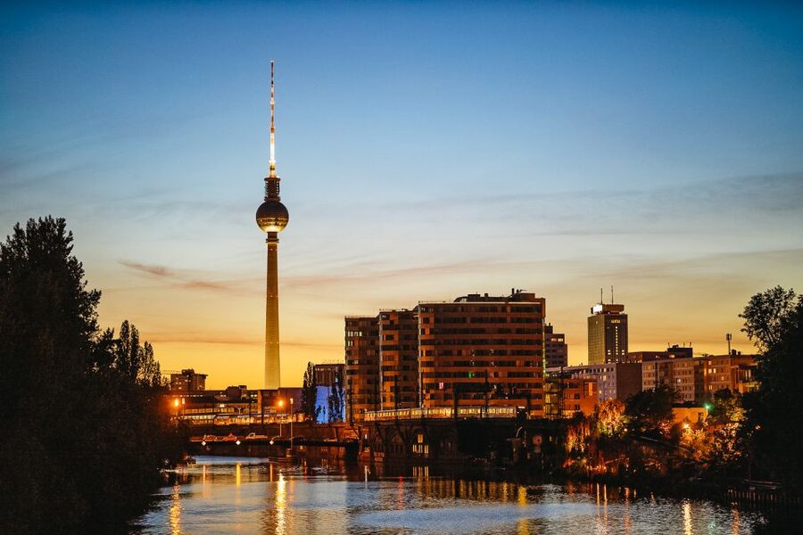 Berlin: Evening City Sightseeing Cruise - From Friedrichstraße area to Nikolaiviertel: a simple start point