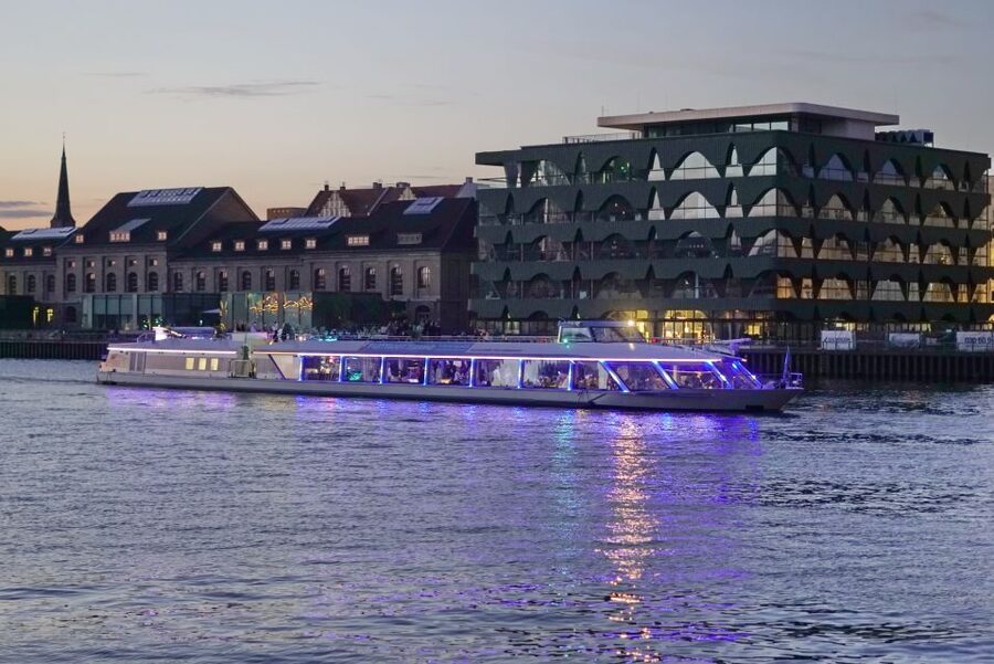 Berlin: Evening City Sightseeing Cruise - Nikolaiviertel and the Federal Chancellery glass wall