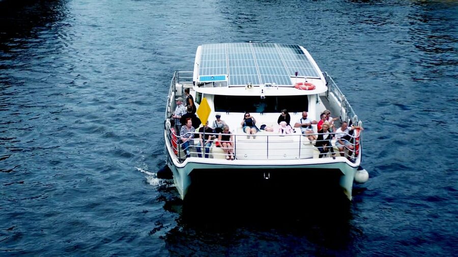 Berlin: Exclusive Boat Tour on a Solar-Powered Catamaran - Comfort on a 36-Passenger Catamaran: Seating, Shade, and the Onboard Bar