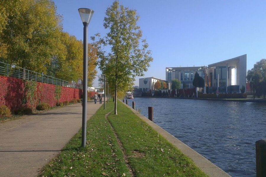 Berlin Express: Private 1-Hour E-Rickshaw Ride - Potsdamer Platz 2: an easy start for a focused hour