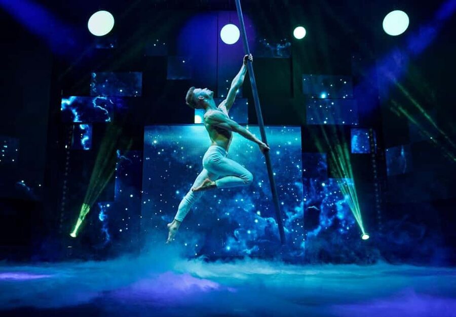 Berlin: "Flying Lights" - incl. Flying Steps – Variety Show - LED tech and live cello: the quieter moments that make the spectacle smarter