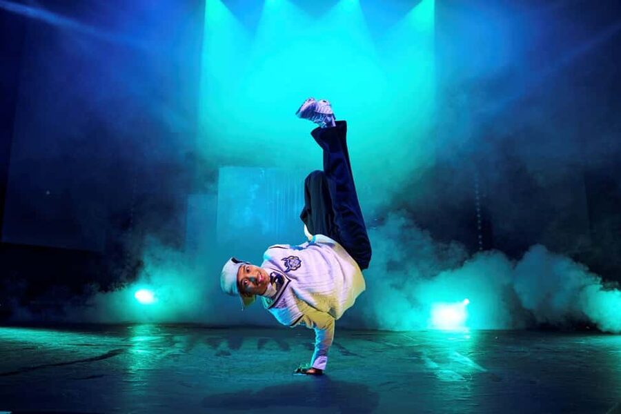 Berlin: "Flying Lights" - incl. Flying Steps – Variety Show - The VR Universal Drivers act: the 3.80 m motorcycle ball and why it works