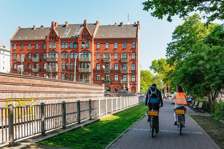 Berlin: Green City Guided Bike Tour - Guides and How the Stories Land in German and Dutch