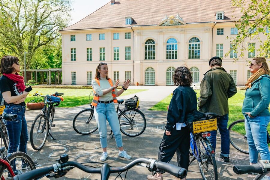 Berlin: Green City Guided Bike Tour - Volkspark Humboldthain and the WWII Bunker View