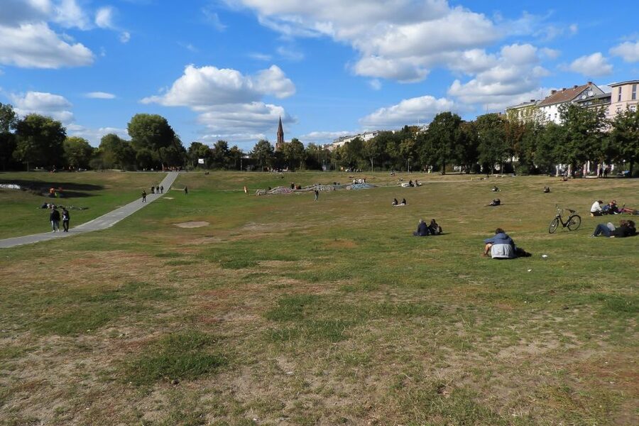 Berlin: Kreuzberg Guided Walking Evening Tour - Ruinen des Pamukkale-Brunnens: seeing the neighborhood’s scars