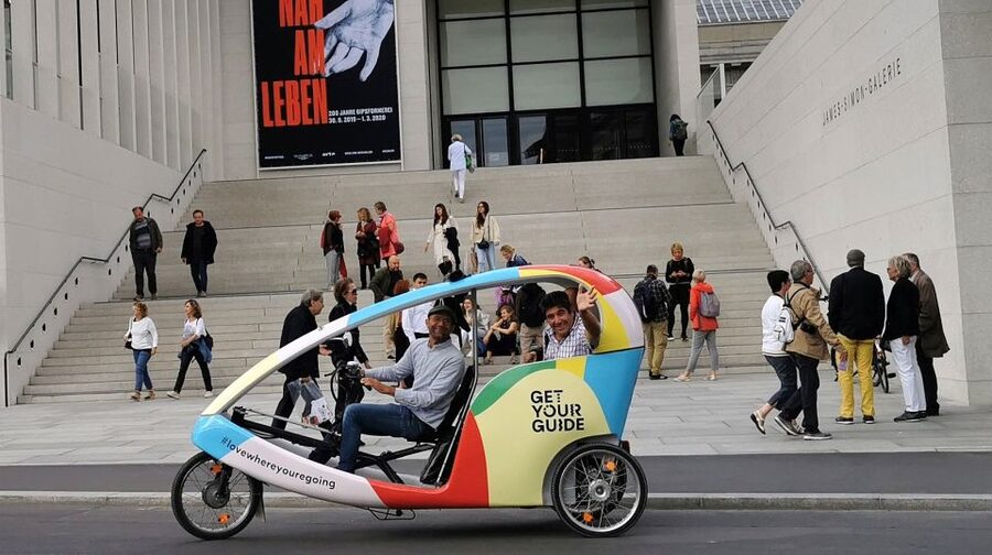 Berlin: Private Guided E-Rickshaw Tour - Unter den Linden to Checkpoint Charlie, the classic Berlin corridor