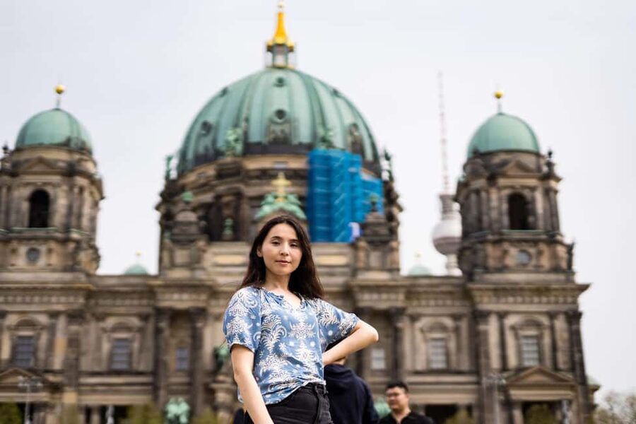Berlin: Private Photo Session with Professional Photographer - Museum Island Photos: Friedrichsbrücke, Neues Museum Area, and the Grand Courtyard Look