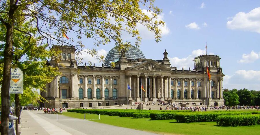 Berlin: Reichstag, Plenary Chamber, Cupola & Government Tour - Passing Reichstag security and using the separate entrance