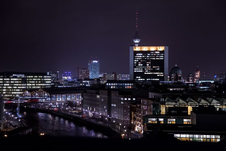 Berlin: Rooftop Dinner at the Käfer Restaurant Reichstag - Aperitif, Water, Coffee, and How Drinks Really Work Here