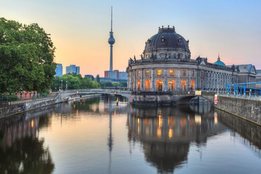 Berlin: Scavenger Hunt Self-Guided Tour - Rotes Rathaus and Berlin Cathedral: facts that land while you stand there