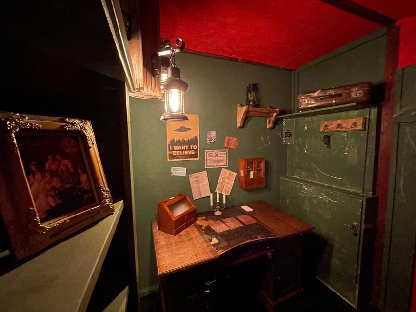 Berlin: “Shadow of the Rubber Duck” Escape Room Experience - TRABIWOOD in Berlin Mitte: the detective-case setup