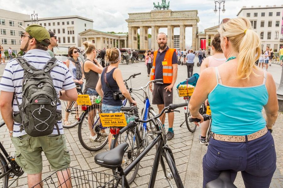 Berlin: Sights and Highlights Bike Tour with a Local Guide - Government District and the power of context