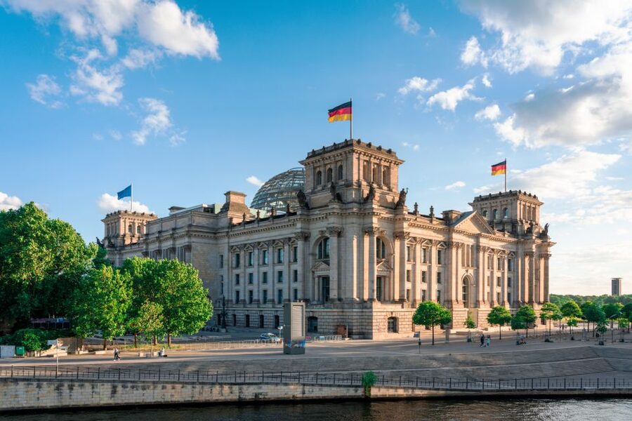 Berlin: Sights and Highlights Bike Tour with a Local Guide - Berlin Central Station: speed, scale, and a practical pause