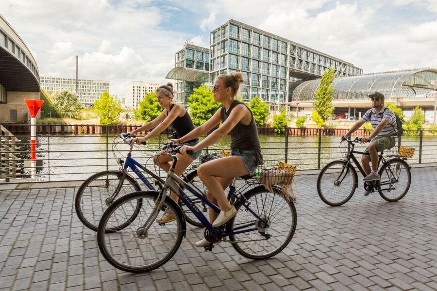 Berlin: Sights and Highlights Bike Tour with a Local Guide - Riding past the Berlin Wall: what to watch while you glide