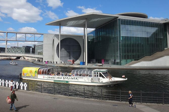 Berlin sightseeing boat tour on the Spree - Locks and the Founding Story: Mühlendamm and Nikolaiviertel