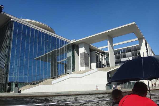 Berlin sightseeing boat tour on the Spree - On-Board Comfort, Drinks, and Photo Strategy