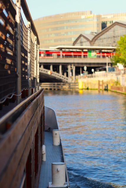 Berlin: Sightseeing Boat Tour on the Spree for Families - Onboard Comfort: Upper Deck Lounges and Heated Panoramic Windows