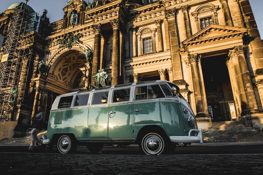 Berlin: Sightseeing Tour in Classic Volkswagen T1 Samba Bus - From Berlin Hauptbahnhof to Victory Column: big monuments, little effort