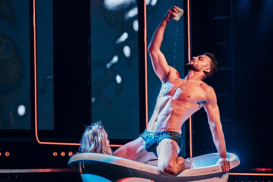 Berlin: SIXX PAXX Men´s Performing Arts Show - The Show Itself: Non-Stop Adrenaline, Singing, Acrobatics, and Dance
